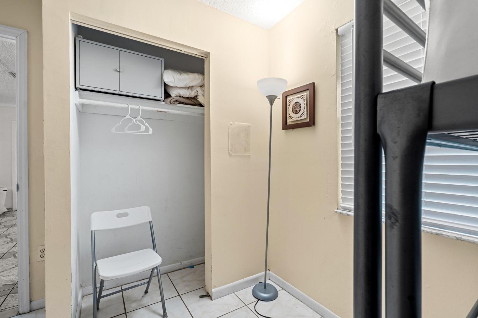 Crocodhouse Early Check In Eight Years Hosting Hostel Форт Лодърдейл Екстериор снимка