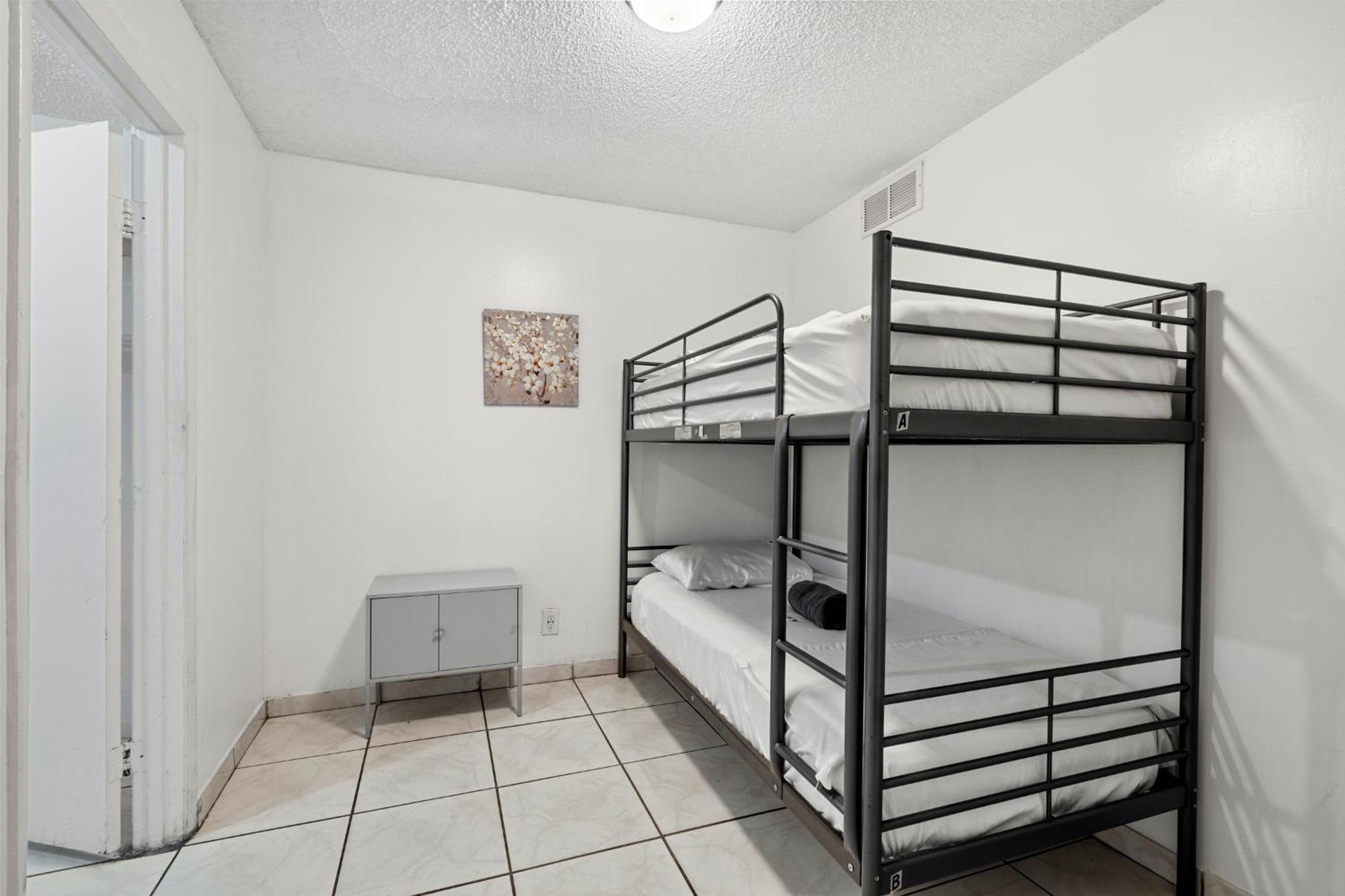 Crocodhouse Early Check In Eight Years Hosting Hostel Форт Лодърдейл Екстериор снимка