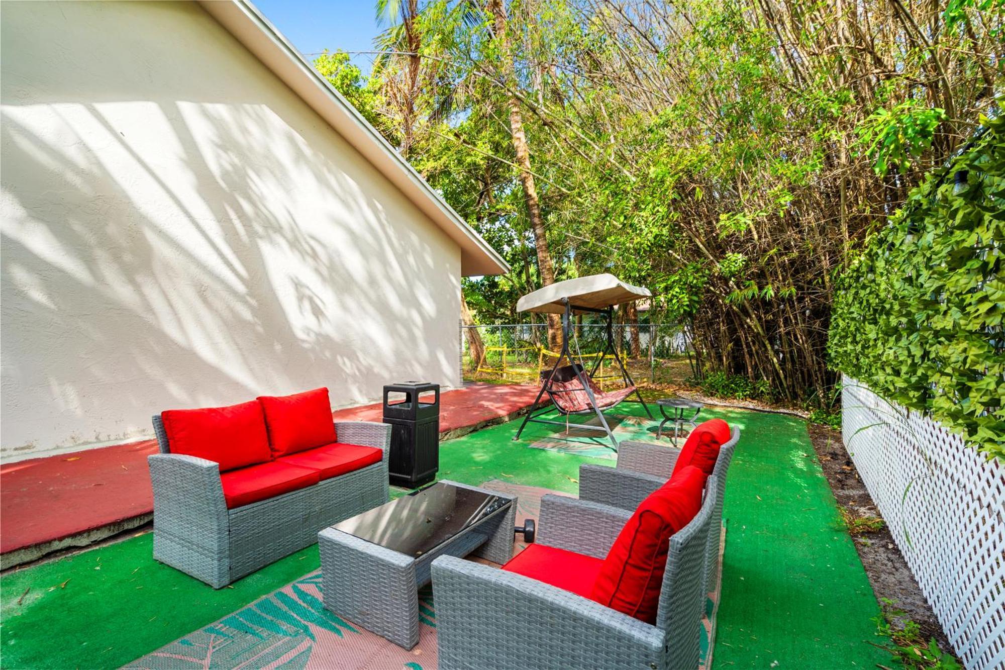 Crocodhouse Early Check In Eight Years Hosting Hostel Форт Лодърдейл Екстериор снимка
