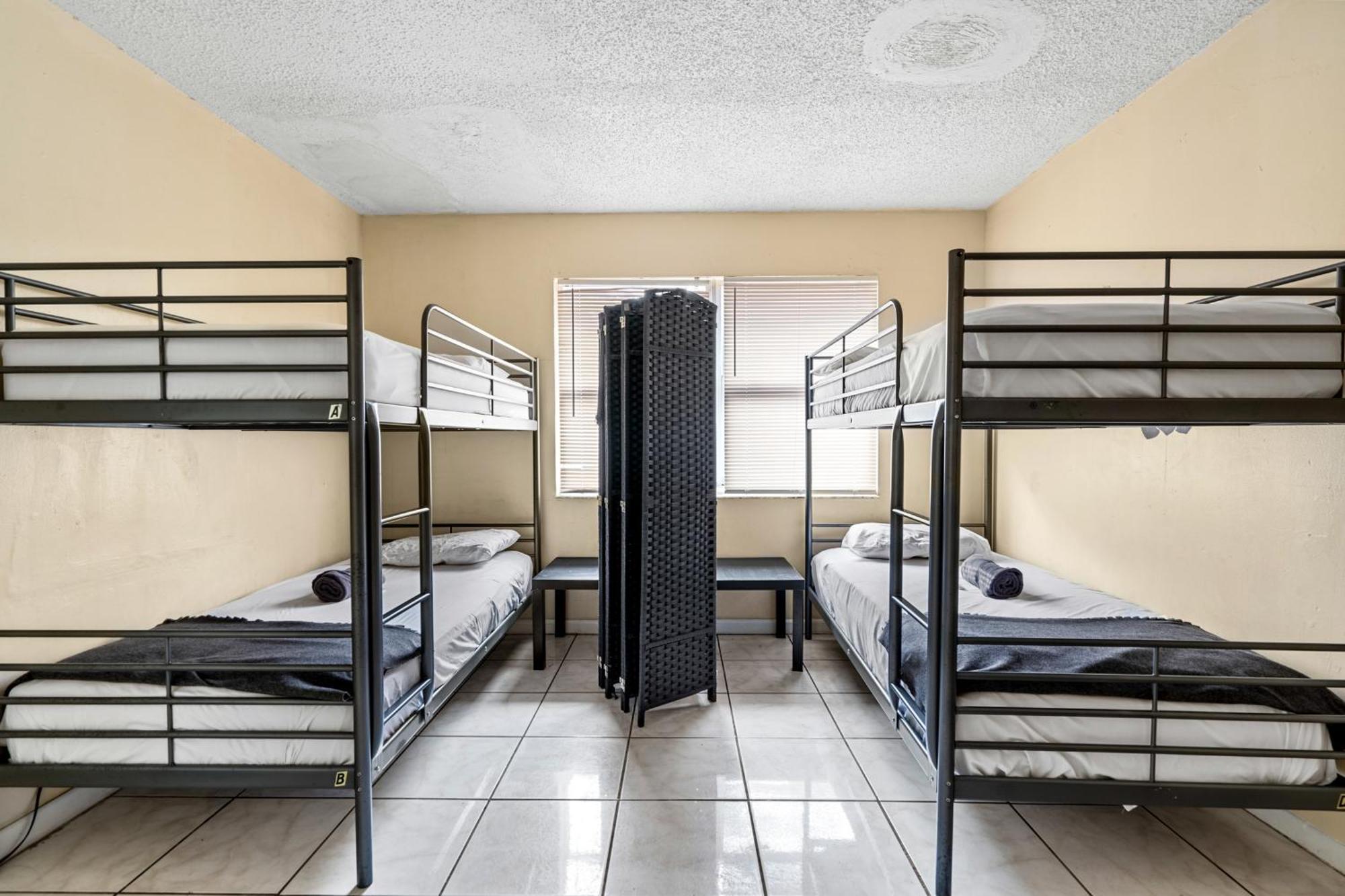 Crocodhouse Early Check In Eight Years Hosting Hostel Форт Лодърдейл Екстериор снимка